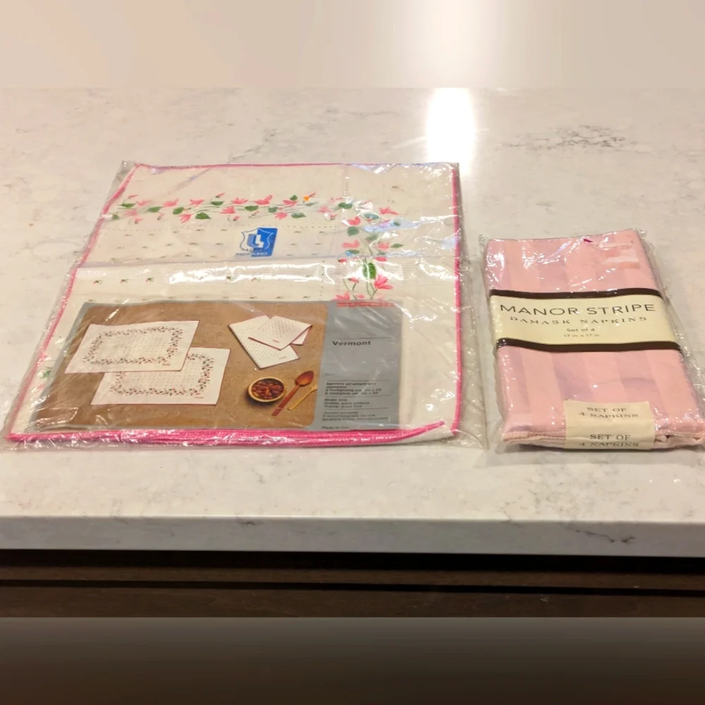 Set of 2 Napkins ( total 8).Brand New